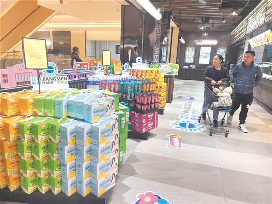 江门大昌超市（健威店）设有“江门制造”专区，提供大量江门优品供市民选择。