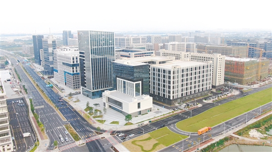 江海区拥有众多优势平台，为人才提供了施展才华的广阔天地。图为江门安全应急智能机器人产业园。