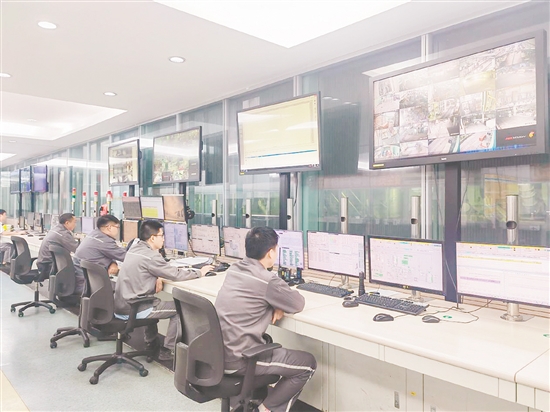 亚太森博的数字化生产车间里,工作人员通过电脑了解核心生产数据。 亚太森博的数字化生产车间里,工作人员通过电脑了解核心生产数据。