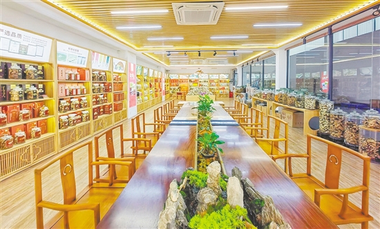 天马村探索“陈皮+文旅”模式,引入广东岭南大健康生态科技集团等重点企业,促进产业融合。 天马村探索“陈皮+文旅”模式,引入广东岭南大健康生态科技集团等重点企业,促进产业融合。