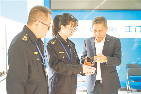 江海区市场监管局执法人员入企检查时,主动向企业负责人“亮码”。 江海区市场监管局执法人员入企检查时,主动向企业负责人“亮码”。