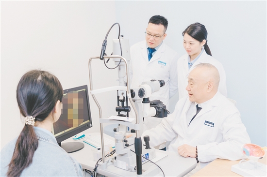 王立在诊治患者的同时不忘言传身教。