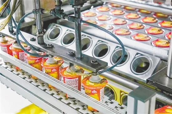 滨崎食品全力冲刺年货销售旺季。