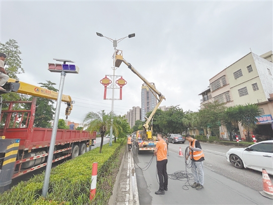 平安财险江门中心支公司开展“平安红绿灯”道路安全风险减量公益行动。