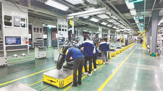 在珠峰摩托生产车间里，工人们正在进行整车组装与检测，一派热火朝天的景象。