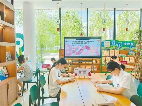 多元联动的社会参与模式，为书香氛围注入持久动力。图为在“枫子和茶”店内举办的“一本在鹤山漂流的书”活动。