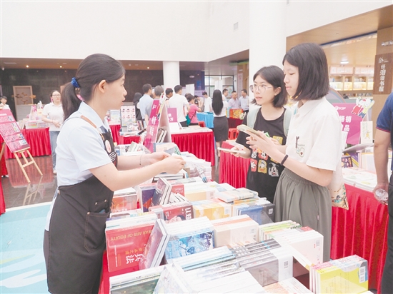 市民在第六届“任溶溶童书嘉年华”（鹤山分会场）现场选购图书。