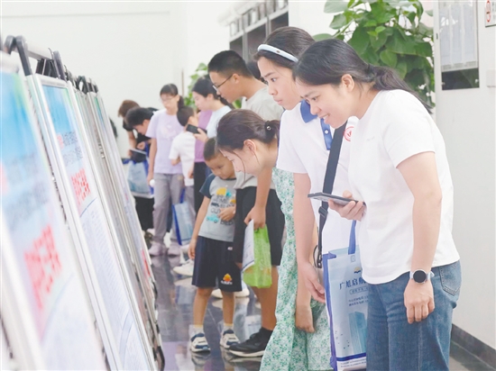 鹤山举办首届“任溶溶作文奖”现场作文大赛作品展览。