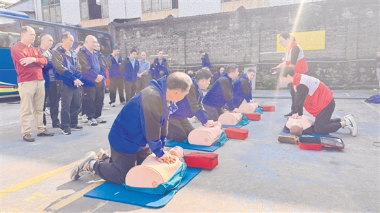 讲师围绕心肺复苏（CPR+AED）展开教学，货运司机参与实战演练。