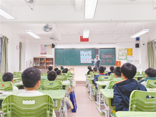 沙坪三小积极推动“象棋进课堂”,将象棋纳入校本课程体系。 沙坪三小积极推动“象棋进课堂”,将象棋纳入校本课程体系。