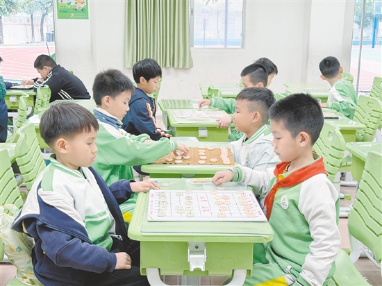 在沙坪三小的象棋教室,学生们在棋盘上排兵布阵,尽情享受对弈带来的乐趣。 在沙坪三小的象棋教室,学生们在棋盘上排兵布阵,尽情享受对弈带来的乐趣。