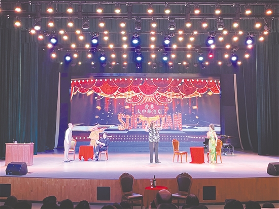 话剧《开往东滘口的船票》在江门市文化馆上演,海外乡亲及港澳台同胞集中观看后给予高度评价。 话剧《开往东滘口的船票》在江门市文化馆上演,海外乡亲及港澳台同胞集中观看后给予高度评价。