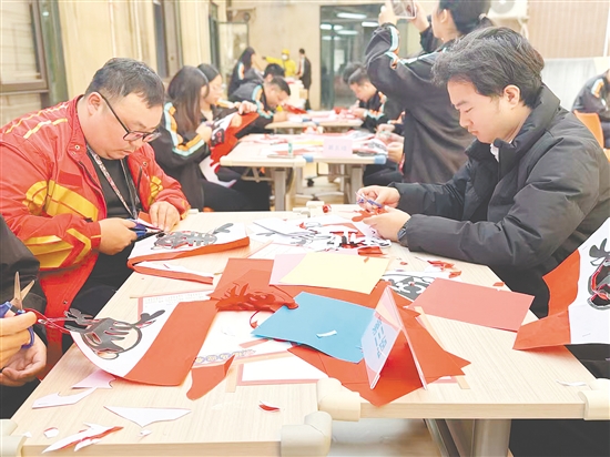 在“暖聚同行·艺享新春”主题活动中,外卖骑手和网约车司机专注地学习剪纸技艺。 在“暖聚同行·艺享新春”主题活动中,外卖骑手和网约车司机专注地学习剪纸技艺。