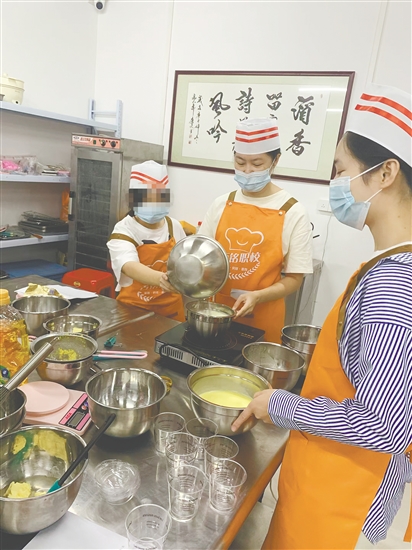 江门市儿童福利院按照《规范》指引，提前介入，成功帮助孤儿小雯（左）入职餐饮公司。