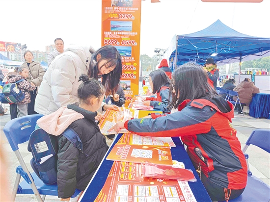 现场,不少家长围在展示摊位前咨询,对沉浸式研学模式充满兴趣。 现场,不少家长围在展示摊位前咨询,对沉浸式研学模式充满兴趣。