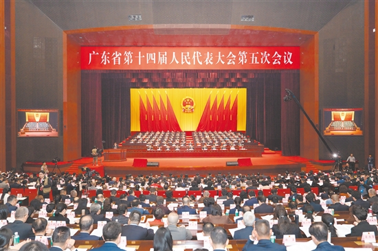 1月26日上午，省十四届人大五次会议在广州开幕。省长孟凡利向大会作政府工作报告。