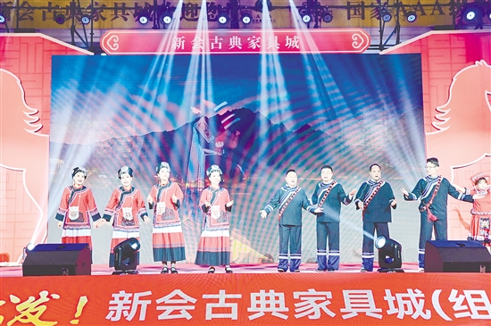 由商户自发组成的“小鸟学唱团”带来精彩表演。 由商户自发组成的“小鸟学唱团”带来精彩表演。