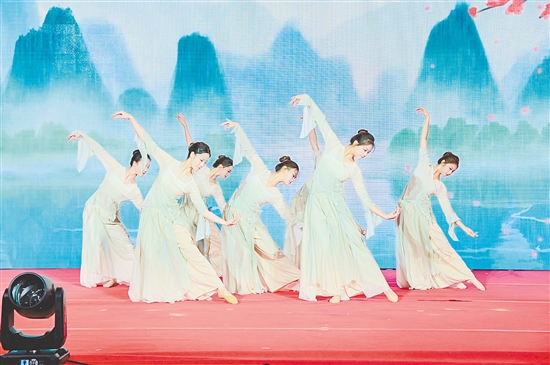 文艺表演彰显传统韵味。 文艺表演彰显传统韵味。
