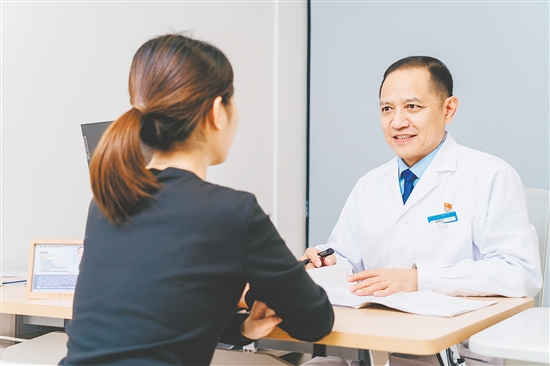 赵春阳在了解患者情况。 赵春阳在了解患者情况。