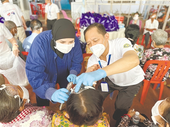 赵春阳(右)参加义诊。 赵春阳(右)参加义诊。