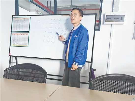 潘剑，江门市浩明电子有限公司IE工程师。主导研发导入带点胶功能的螺丝机等多台设备，并结合线平衡调整优化与工艺改善，使生产效率提升超20%。创新引入3D打印制作工装和各种柔性工装，每年为公司节省成本约10万元。本人获评公司优秀新进员工，其团队获公司质量知识竞赛一等奖。