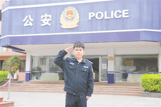 梁家豪，恩平市公安局圣堂派出所六级辅警。其始终秉持严谨认真的工作态度协助民警办理辖区案件和开展常态化检查。在基孔肯雅热疫情防控中，7次支援累计30余天，每日背负逾15公斤设备连续消杀超4小时，覆盖多个镇村。获评江门市疫情防控工作表现突出个人并通报表扬及恩平市公安局辅警四级嘉奖。