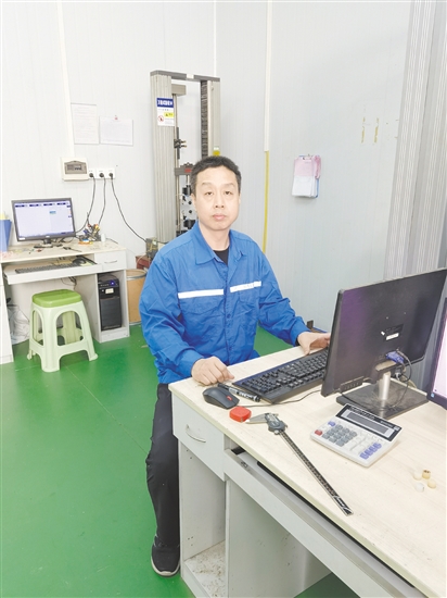 张欣钊，广东元星工业新材料有限公司副总经理、开发中心技术总监。其主持研发的“阻燃抗菌高强度新型环保复合板材”获江门市“科技杯”二等奖等多项奖励，产品销售额超4.3亿元、纳税约4590万元。项目带动上下游产业提供近100个就业岗位，每年可节约4500公顷人工林。获3项国家发明专利，参与起草国家标准。