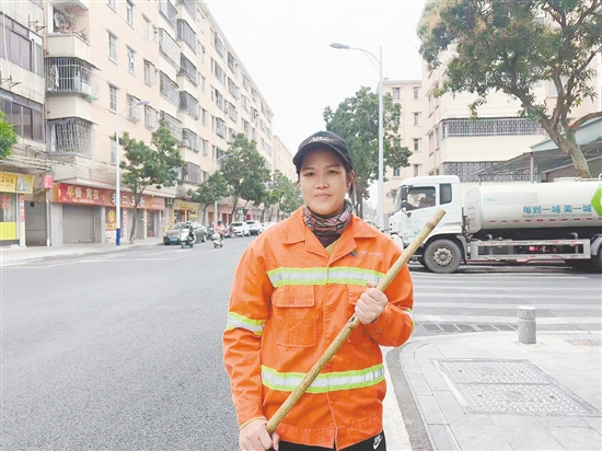 罗葵伶，江门市侨盈城市环境管理有限公司环卫工人。在台风“韦帕”“桦加沙”期间，创新使用防堵网篮清理排水口，缩短清淤时间4小时；在灭蚊工作中背负10公斤重喷雾器完成超10万平方米消杀；累计清扫路面超5000公里。清扫工作中曾拾获2000元现金、社保卡等，主动通过社区协助找回失主。获评该公司2023年垃圾分类一等奖、2025年先进工作者。