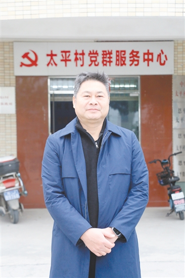岑丁权，君堂镇太平村党支部书记、村委会主任。其带领村民配合完成高朗村至信访超市路段改造，清理垃圾200余吨，拆除乱搭乱建及危破房共120余处，清淤灌溉渠5公里。在基孔肯雅热防控中创新“乡音喇叭+入户”宣传模式，整治卫生黑点274处，成为全镇防疫示范典型。获评恩平市疫情防控工作表现突出个人并通报表扬。