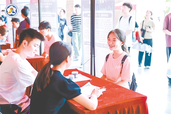 恩平市人社局组织企业赴高校招聘。