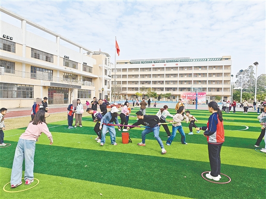 亲子趣味运动会气氛热烈。 亲子趣味运动会气氛热烈。