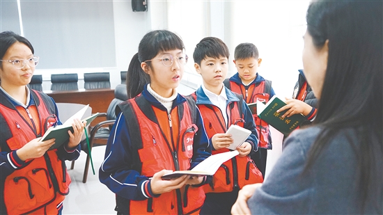 模拟采访环节,小记者们勇敢提问。 模拟采访环节,小记者们勇敢提问。