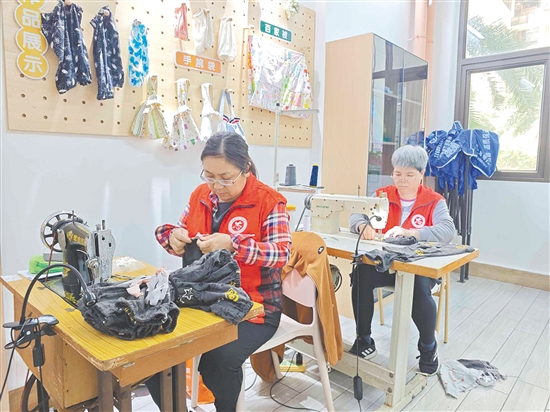 “暖邻缝纫铺”为居民衣物缝补，缝出了邻里情深。