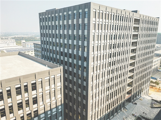 新会区高标准规划建设人工智能与机器人特色产业功能区,江门首个机器人产业园——鹏厦机器人智造园已顺利竣工。 新会区高标准规划建设人工智能与机器人特色产业功能区,江门首个机器人产业园——鹏厦机器人智造园已顺利竣工。