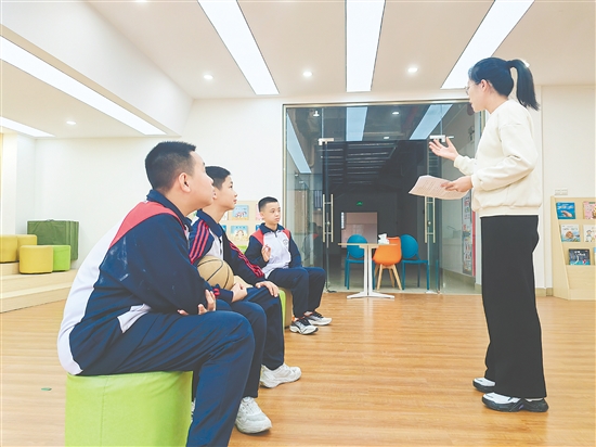 新会区中小学严格落实心理健康教育课程,不少学校组建心理社团,深受学生欢迎。 新会区中小学严格落实心理健康教育课程,不少学校组建心理社团,深受学生欢迎。