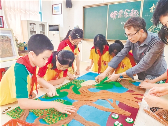 睦洲小学开展特色蚬壳画课程,与“榕树文化”相结合,培养学生爱乡之情。 睦洲小学开展特色蚬壳画课程,与“榕树文化”相结合,培养学生爱乡之情。