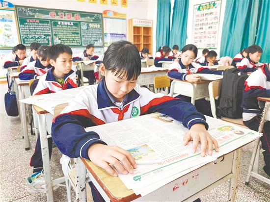 同学们拿到新一期的《青苹果》,津津有味地读了起来。 同学们拿到新一期的《青苹果》,津津有味地读了起来。