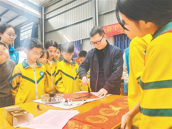 挥春活动深受学生喜爱。