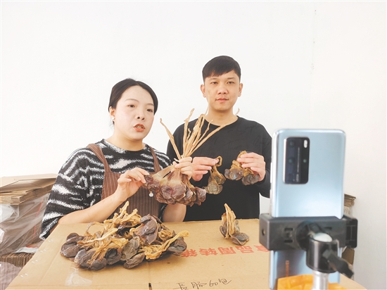 吉和里以优质的台山腊肠、腊鸽肉、腊鸭肾等作为销售的主打产品，依托青创智谷对接的资源，搭建起多平台电商矩阵。