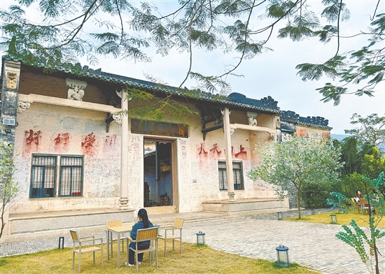 创客团队摒弃大拆大建的思路，耗时三年一点点梳理建筑脉络，让百年文脉在活化中得以延续。