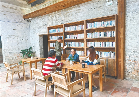 经过活化，百年书院成为精品民宿，历史与现代的交融，在这里展现得淋漓尽致。