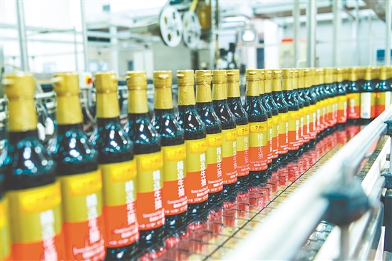 李锦记将先进技术融入生产,确保每一滴酱油的色、香、味、质均达标。 李锦记将先进技术融入生产,确保每一滴酱油的色、香、味、质均达标。