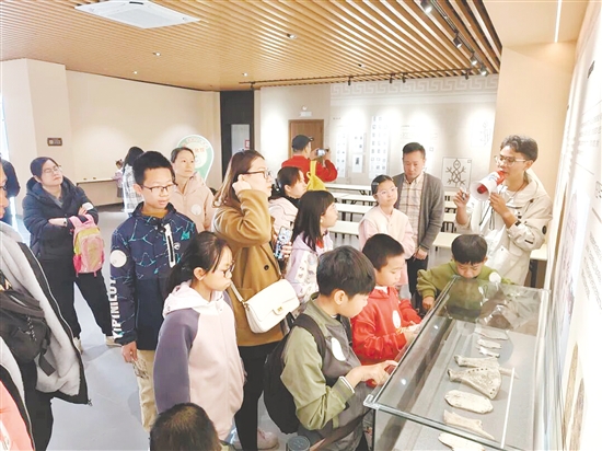 孩子们在活动中了解龟类相关知识。