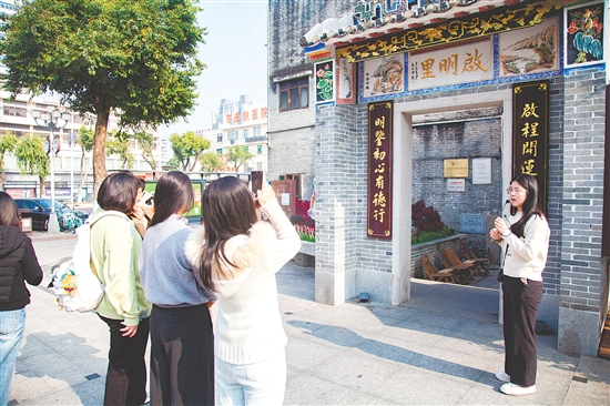探访团走进启明里，感受侨乡文脉与商业活化的双向赋能。