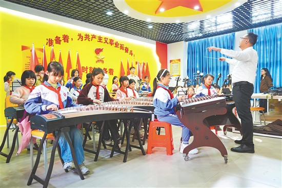 址山镇址山小学成立民乐团,设置弦乐、弹拨、吹管、打击乐4个声部,涵盖二胡、琵琶、古筝、笛子、扬琴、中阮等10余种乐器,满足不同学生的学习需求。 址山镇址山小学成立民乐团,设置弦乐、弹拨、吹管、打击乐4个声部,涵盖二胡、琵琶、古筝、笛子、扬琴、中阮等10余种乐器,满足不同学生的学习需求。