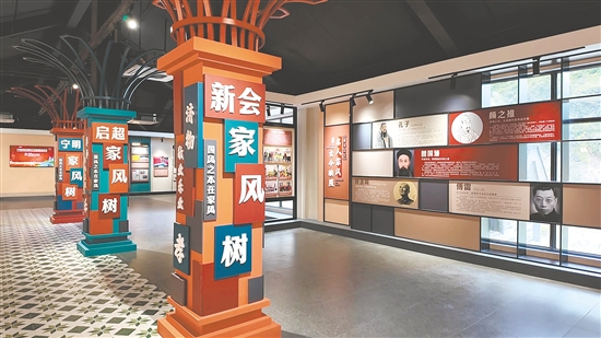 馆内设有丰富的互动展区，孩子们在体验中了解启超家风。