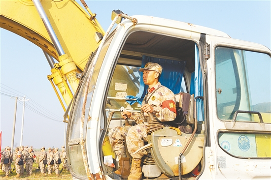 江门民兵熟练运用土木工程技能支援水利工程建设。