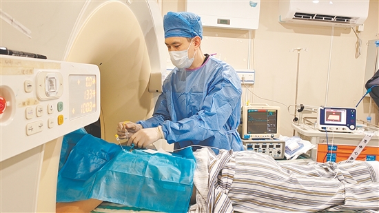 医生正在为患者进行手术。