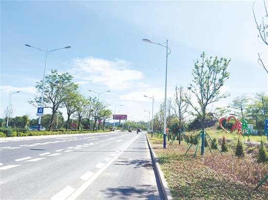恩平市完善关键节点道路两侧绿化、照明、交通标识等配套设施,道路风貌得到显著提升。 恩平市完善关键节点道路两侧绿化、照明、交通标识等配套设施,道路风貌得到显著提升。