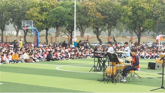 乐队合奏、古筝与萨克斯独奏、爵士鼓与架子鼓表演、童声独唱与合唱、集体舞蹈、歌舞串烧等节目轮番上演,学生们在草坪上尽情展示才艺。 乐队合奏、古筝与萨克斯独奏、爵士鼓与架子鼓表演、童声独唱与合唱、集体舞蹈、歌舞串烧等节目轮番上演,学生们在草坪上尽情展示才艺。